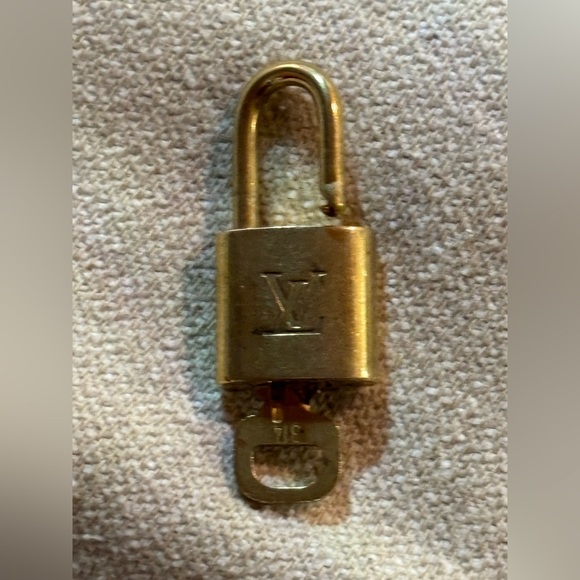 🇫🇷 #314 Louis Vuitton Brass Padlock with Key #314 - Picture 5 of 8